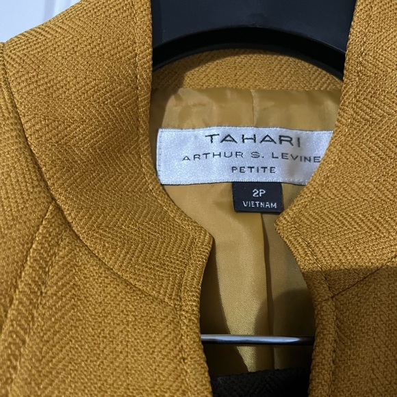 Size 2 petite Tahari Skirt Suit (Never Worn) - Picture 2 of 3